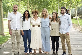 Yolanda Díaz, líder de Sumar, junto a los y las candidatas vascas. 