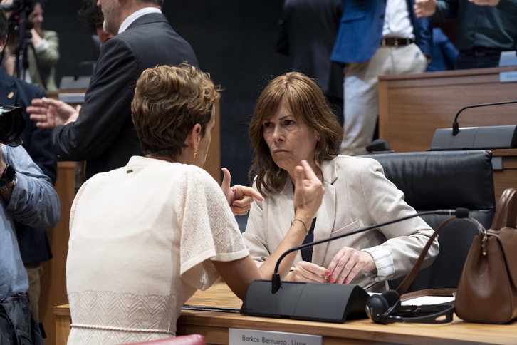 Chivite y Barkos intercambian opiniones el día de la constitución del Parlamento.