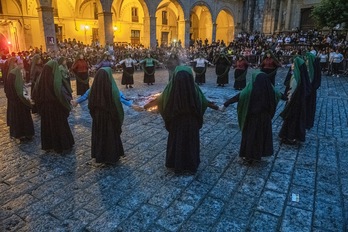 Hernaniko suaren inguruan Urdiaingo San Joan kantaita abesten dute.