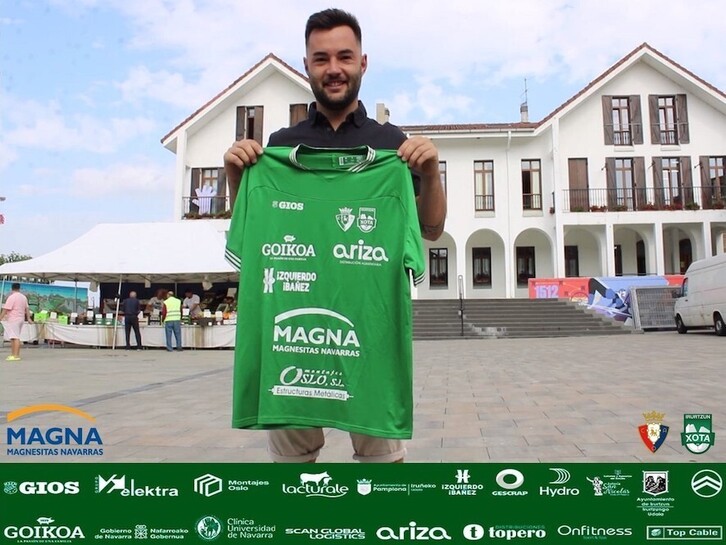 Dani Saldise posa con su nueva camiseta ahora que regresa a casa.