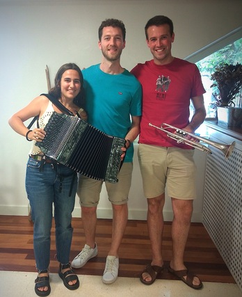 Eider Tolosa, Beñat Alvarez eta Markel Sanchez, Zutik elektrotxarangako hiru partaide.