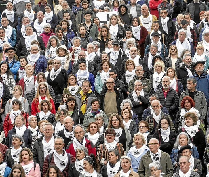 Imagen de una comparecencia masiva de Etxerat en Bilbo.