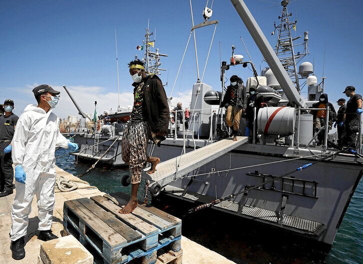 Un migrante desembarca en la isla italiana de Lampedusa.