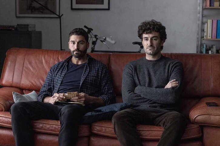 La trama se centra en cuatro personas que se han convertido en padres y madres en medio de una crisis personal, profesional y generacional.