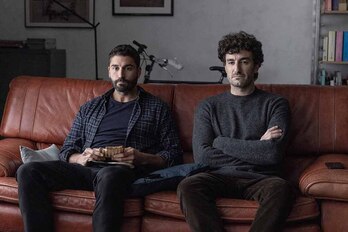 La trama se centra en cuatro personas que se han convertido en padres y madres en medio de una crisis personal, profesional y generacional.