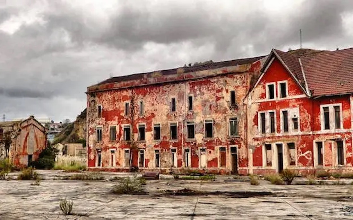 La fábrica Talleres de Zorrotza está en situación de abandono pese a estar legalmente protegida. (AVPIOP)
