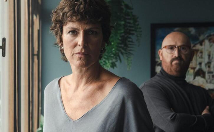 La actriz Mónica López junto a Javier Cámara en la serie ‘Rapa’.