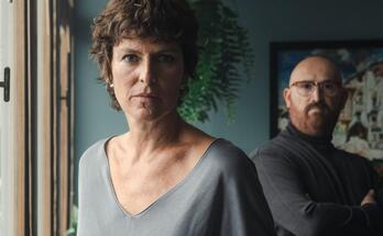 La actriz Mónica López junto a Javier Cámara en la serie 'Rapa'.