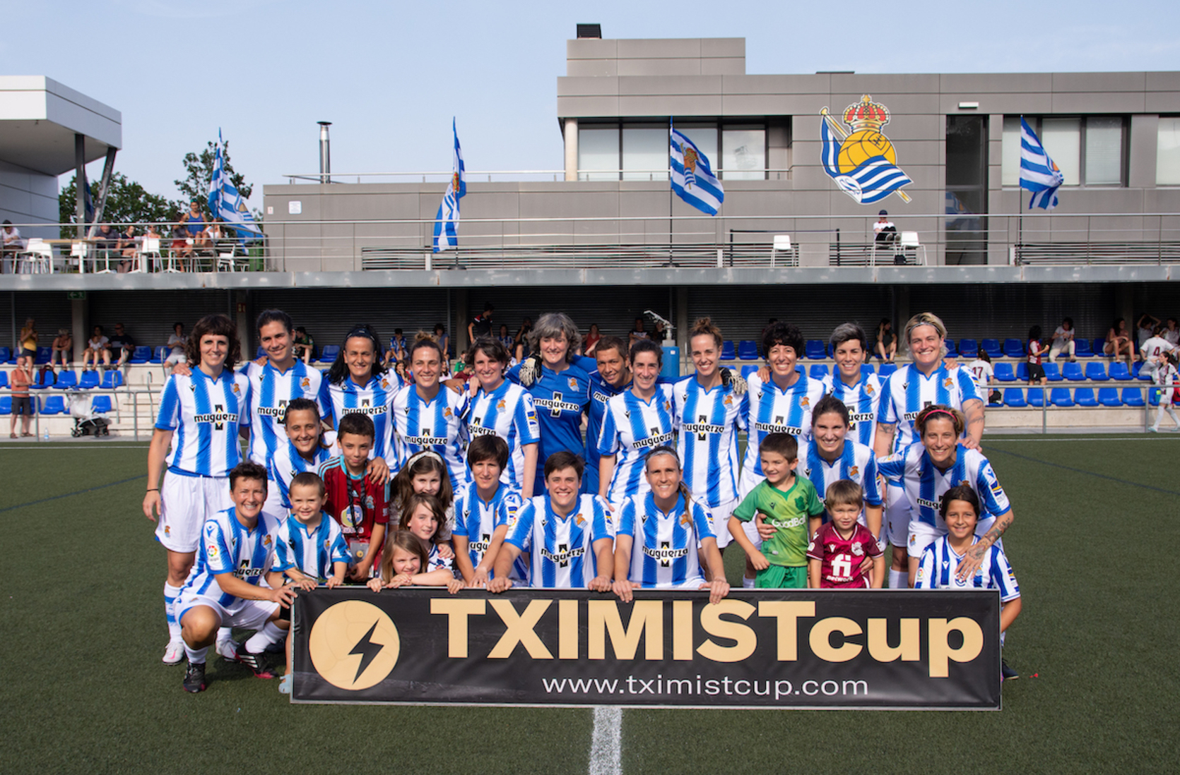 Iazko Tximist Cupeko partidan, Realeko jokalari ohiak, eskuin aldean goian Marina Agoues, eta haren azpian, Anne Mugarza.