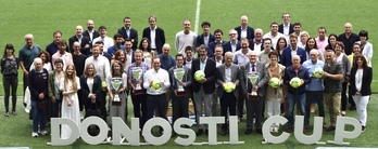 Foto de familia tras la presentación llevada a cabo en Anoeta.