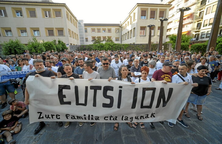 Ion Aranburuk jasandako eraso faxista salatzeko Donostiako Antigua auzoan egin zuten elkarretaratzea.