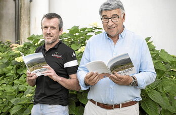 Ximun Larre eta Francis Lafargue, argitaratu duten liburua esku artean hartuta.