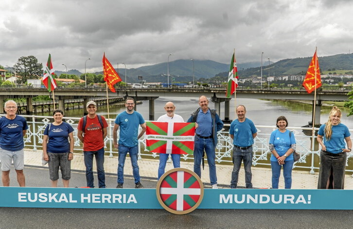 Gure Esku plataformako bozeramaile Josu Etxaburuk erabakitzeko eskubidearen aldeko leloa duen ikurrina erakusten du.