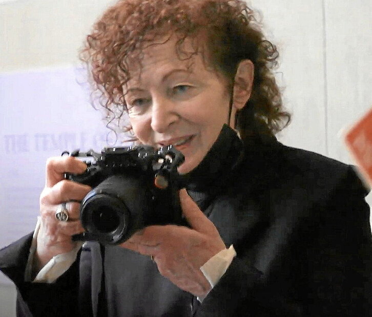 Nan Goldin argazkilaria, «All the Beauty and the Bloodshed» dokumentalaren fotograma batean.