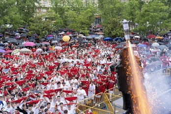 Barañaingo gazteek aurre egin diote aurten euriari eta gogotsu parte hartu dute txupinazoan.