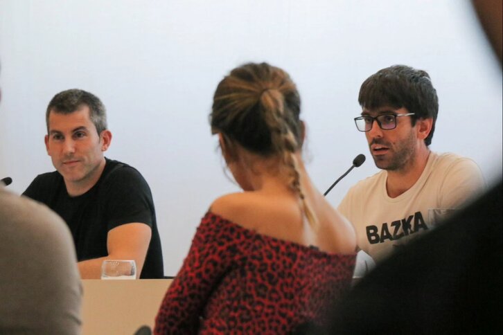 Gotzon Elizbururen hitzartzea, ondoan Sortuko idazkari nagusi Arkaitz Rodriguez duela. 