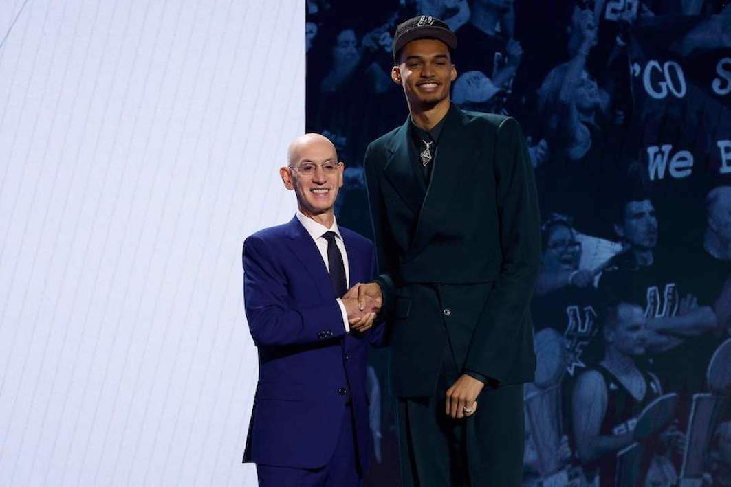 Além de Wembanyama: NBA coleciona 'gigantes' até mais altos do que o  francês; relembre