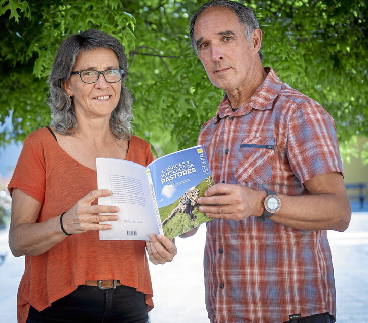 Txusma Perez eta Sara Carte, liburuaren egileak.