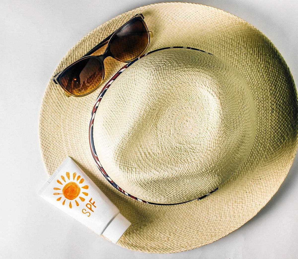 Eguzkitako betaurrekoak, biserak edo kapelak eta eguzkiaz babesteko kremak ezinbestekoak dira uda sasoian (GAUR8)