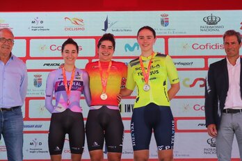 Idoia Eraso, Nahia Imaz eta Eneritz Vadillo, gaur Mallorcan jokatu den 23 urtez azpiko Espainiako erlojupekoko podiumean. 