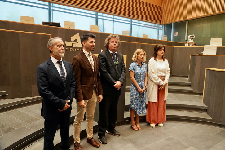 Jorge Mota (PP), Jesús Zaballos (PSE), Xabier Ezeizabarrena (PNV), Estitxu Elduaien (EH Bildu) y Mariví Eizaguirre (Elkarrekin Podemos) posan tras ser elegidos miembros de la Mesa de la Juntas Generales de Gipuzkoa.