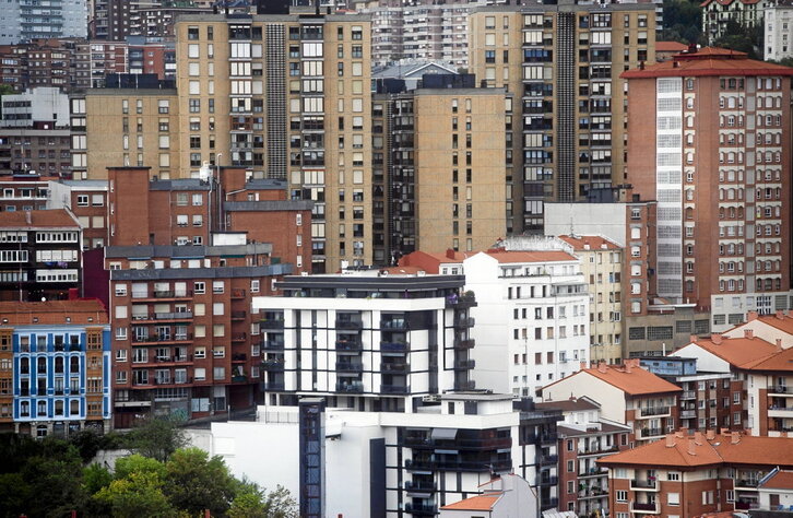 Muchas comunidades de propietarios siguen pendientes de cómo se resuelva la gestión de las ayudas europeas.