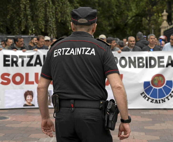 Concentración  ante el Parlamento de Gasteiz.