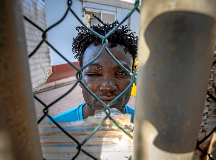Sudandar bat, migrante eta asilo- eskatzaileentzako zentro batean, iazko ekainaren 25ean,  2.000 pertsona Melillako muga pasatzen saiatu eta biharamunean.