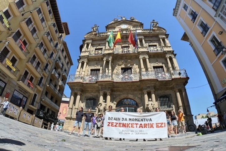 Zezenketen kontrako elkarretaratzea egin dute Iruñean.