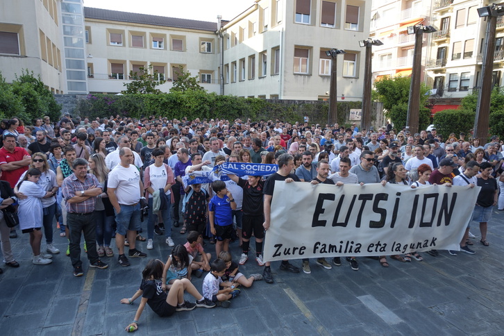 Ion Aranbururen kontrako erasoa salatzeko Donostian elkartu ziren hainbat lagun.