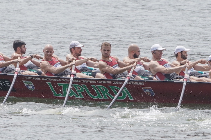 La trainera de Lapurdi ha refrendado su gran arranque en la Liga ARC 1 sumando en Elantxobe su primer triunfo.