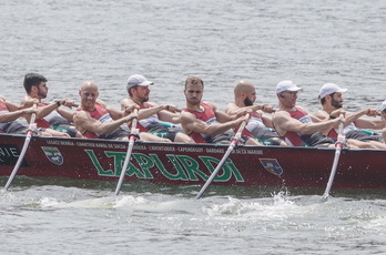 La trainera de Lapurdi ha refrendado su gran arranque en la Liga ARC 1 sumando en Elantxobe su primer triunfo.