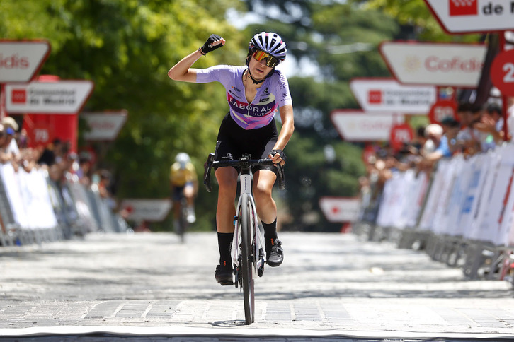 Eneritz Vadillo celebra la victoria en el campeonato estatal sub23.
