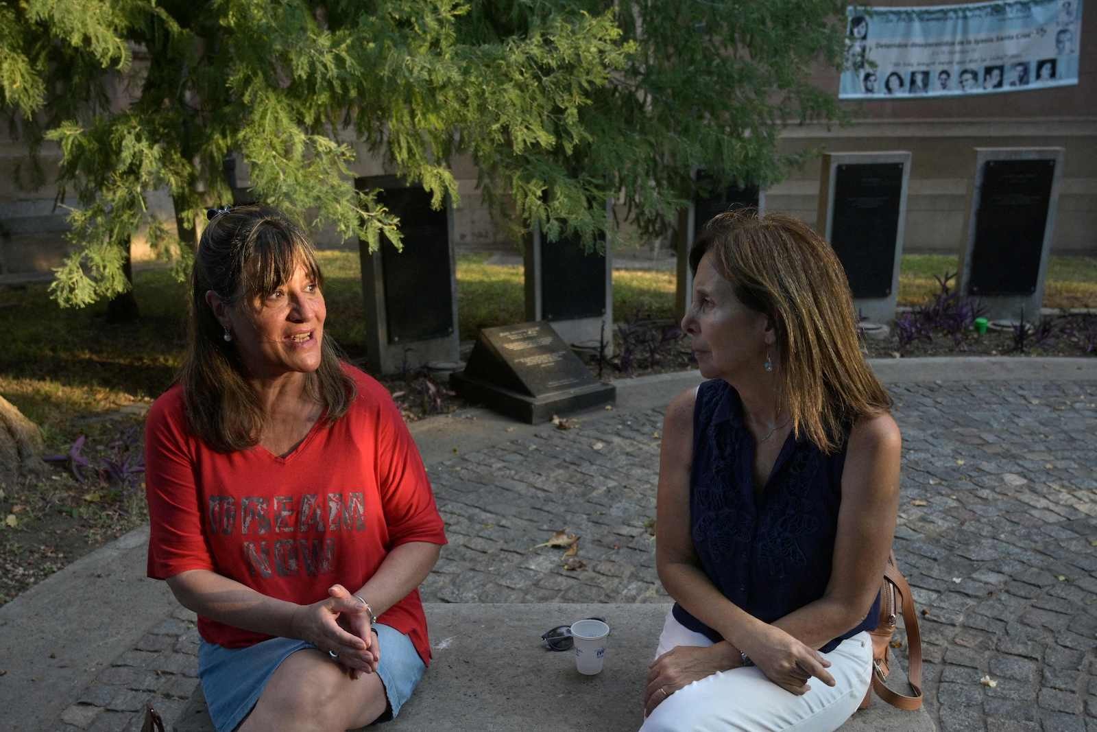 Cecilia de Vicenti y Mabel Careaga. (Juan MABROMATA | AFP)