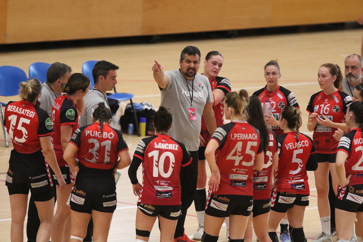 Joseba Rodríguez traslada a las jugadoras las indicaciones en el último partido de la temporada.