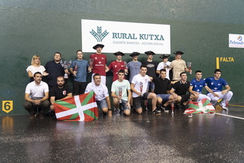 Los ganadores, con las txapelas, y el resto de finalistas, en foto final tras la entrega de premios.
