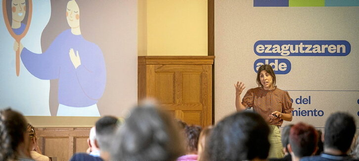 La profesora, enfermera y psicóloga Amaia Cuesta durante su ponencia en el Palacio Miramar, en el marco de los Cursos de Verano de la UPV-EHU.