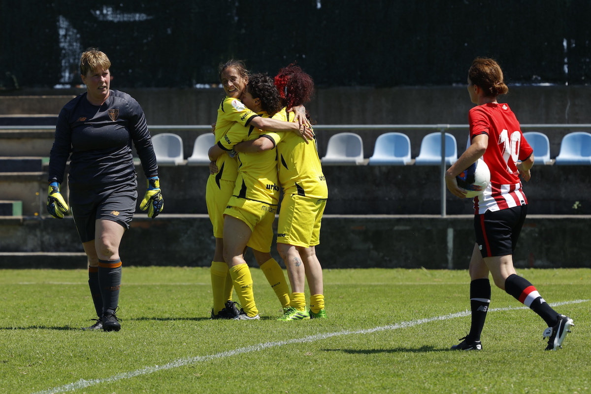 Oiartzuneko jokalariak gola ospatzen, Athleticen aurka. (Maialen ANDRES/FOKU)