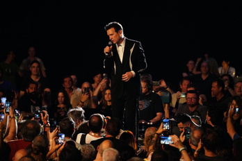 Chris Isaak actuó como perfecto maestro de ceremonias.