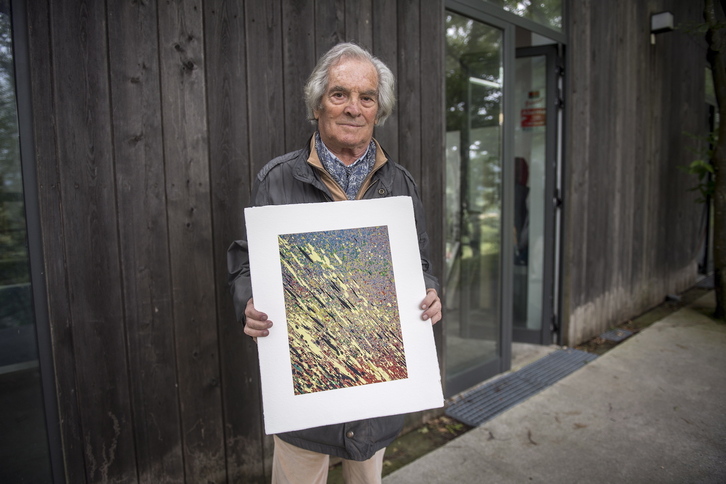 José Antonio Sistiaga posa con una de las obras que donó para hacer frente al expolio a GARA. 