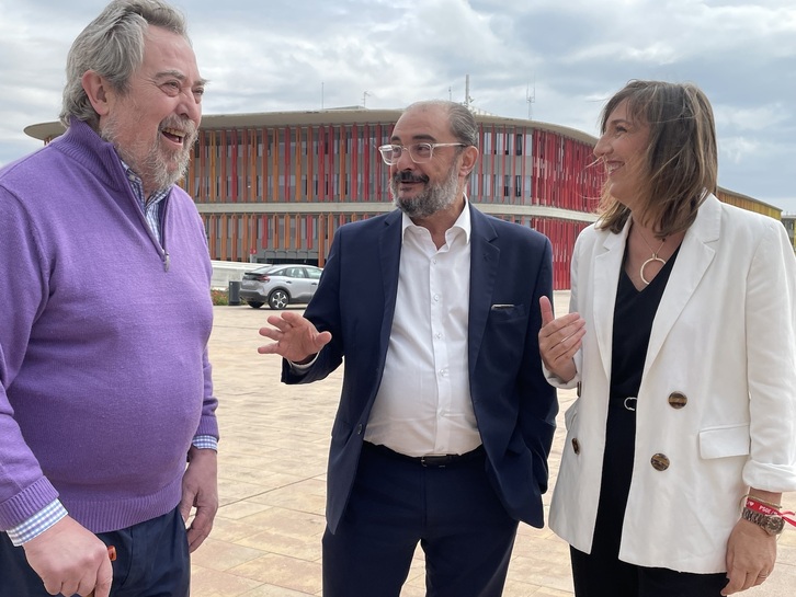 Juan Alberto Belloch (i), en una reciente imagen junto a Javier Lambán y Lola Ranera, del PSOE. 