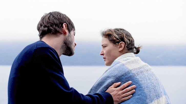 Gaspard Ulliel, fallecido en accidente el pasado mes de enero, y Vicky Krieps, en un fotograma de “Más que nunca”.