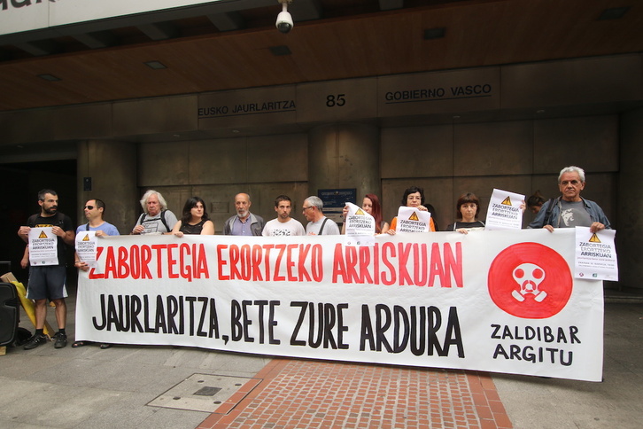 Comparecencia ante la delegación del Ejecutivo de Lakua en Bilbo.