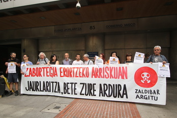 Comparecencia ante la delegación del Ejecutivo de Lakua en Bilbo.