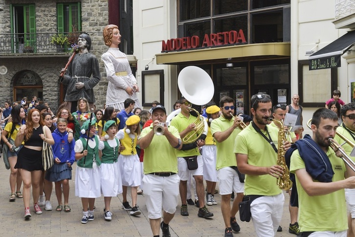 Igande eguerdiko txupinazoa giro ezin hobean ospatu zuten zarauztarrek.