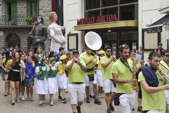 Igande eguerdiko txupinazoa giro ezin hobean ospatu zuten zarauztarrek.