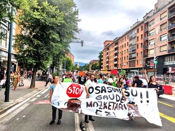 Manifestación en Deustu contra la tala de árboles en la Avenida Lehendakari Agirre.