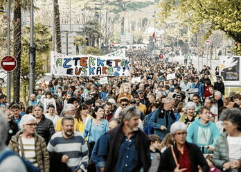 Azterketak euskaraz aldarri, hizkuntz politika ausartagoa eskatzeko apirilaren 22an Baionan eginiko manifestazioa.