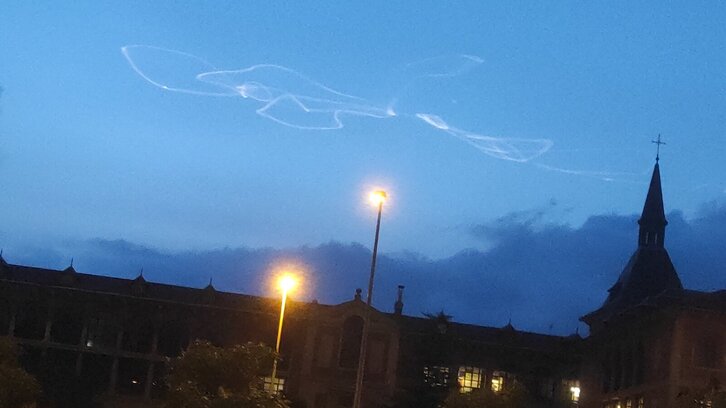 El rastro del misil hipersónico, en el cielo de Iruñea. 