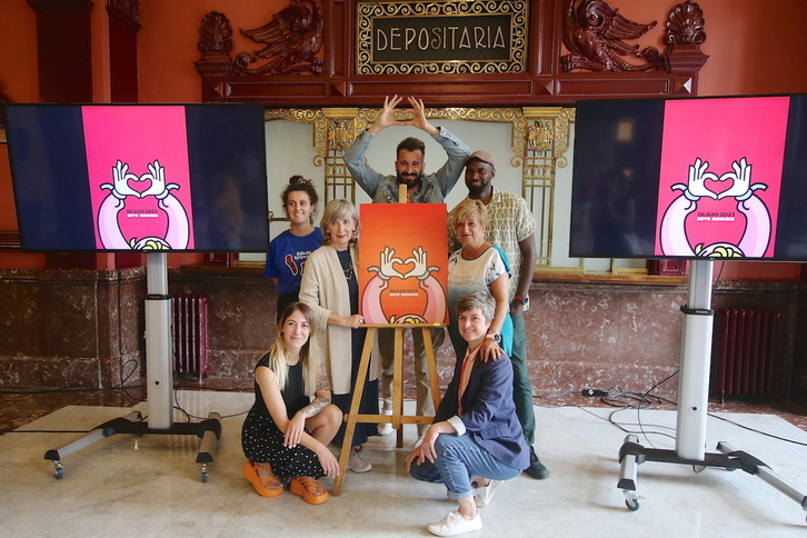 Miembros del jurado posan con el cartel que anunciará Aste Nagusia.